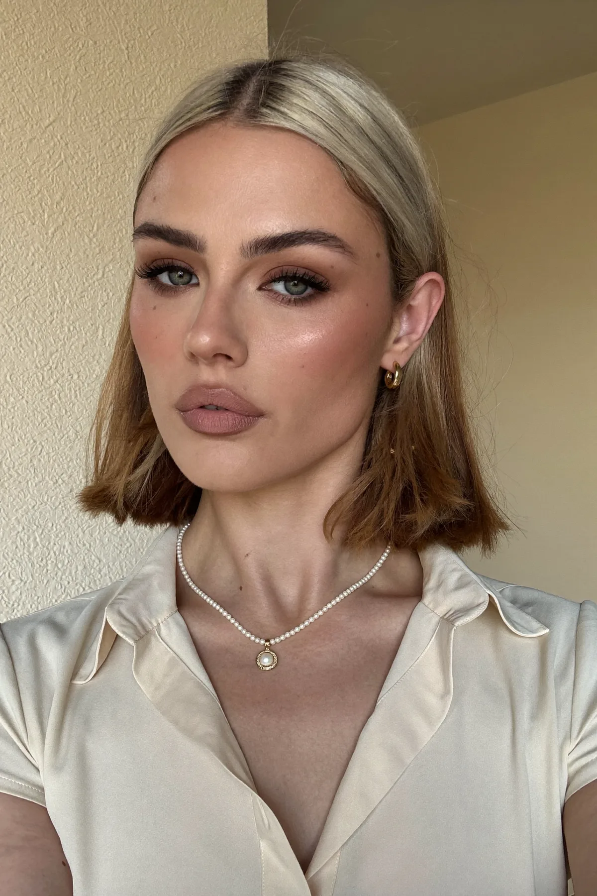 Sleek Honey Golden Blonde Solid Chin-Length Bob for Effortless Polish