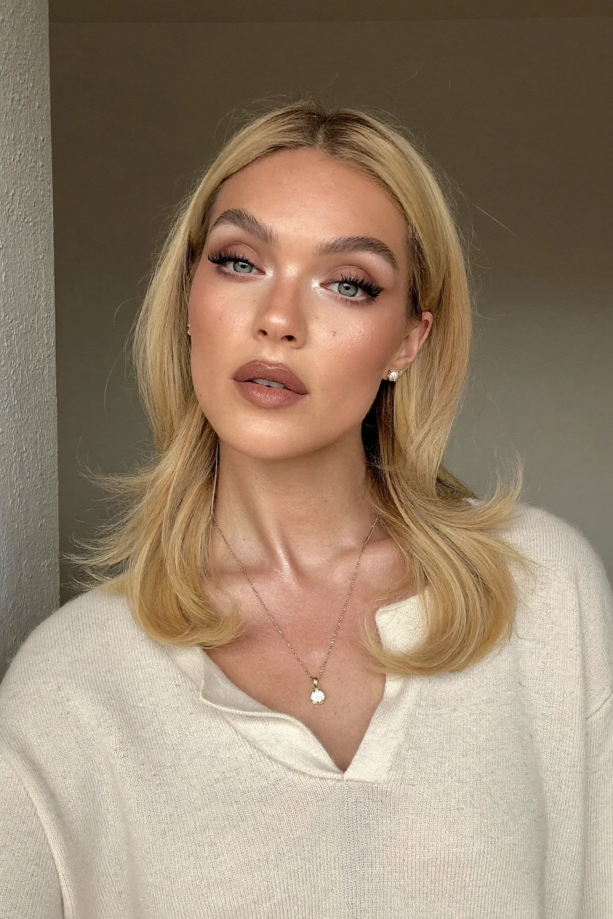 Sleek Honey Golden Blonde Shoulder-Length Lob for Effortless Glamour