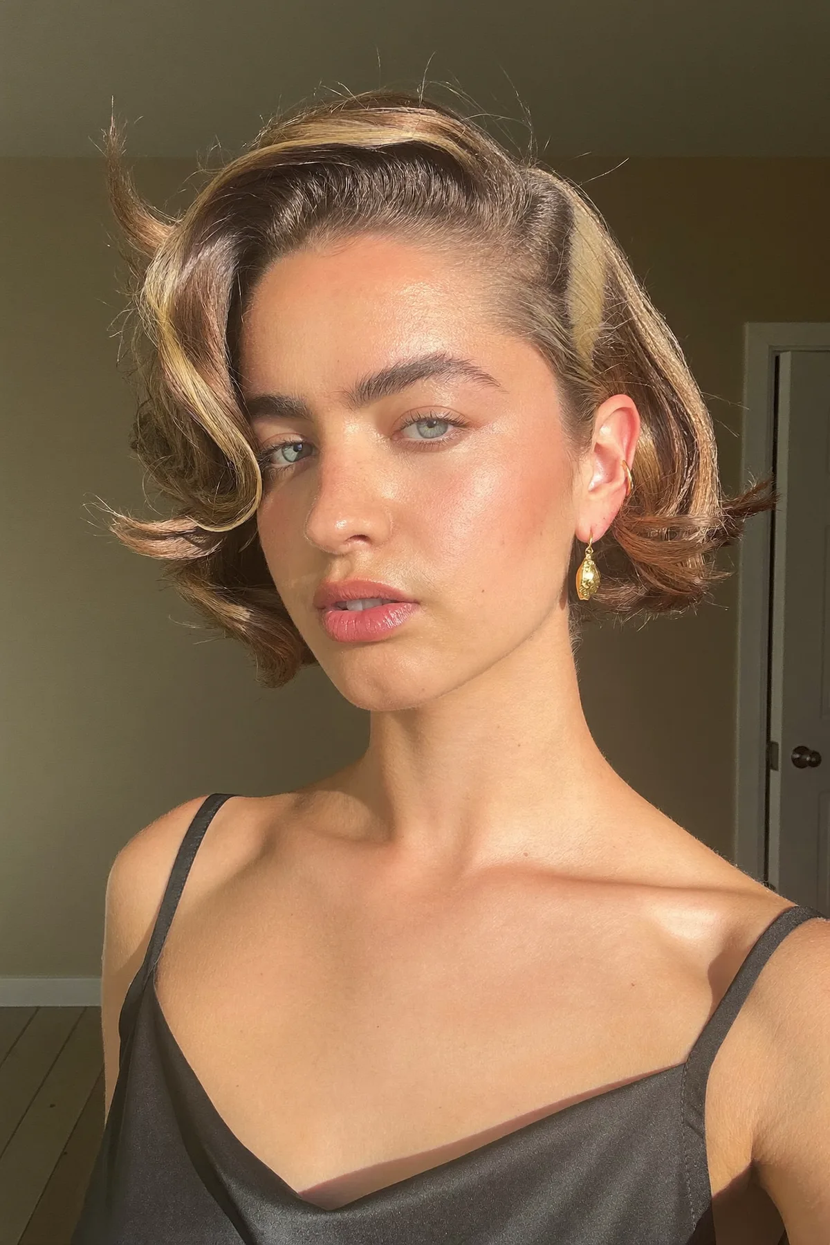 Honey Golden Blonde Wavy Chin-Length Bob with Chunky Highlights
