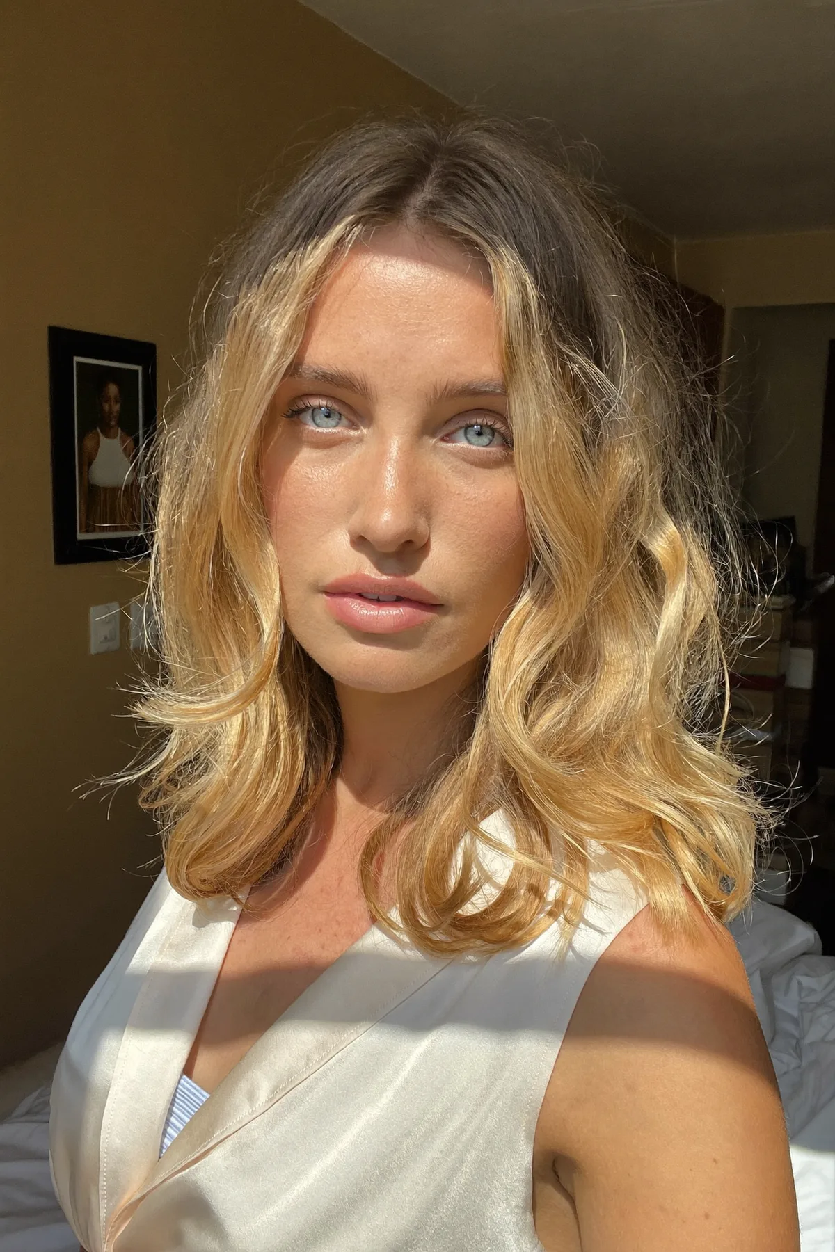 Honey Golden Blonde Collarbone-Length Lob with Blended Balayage Waves