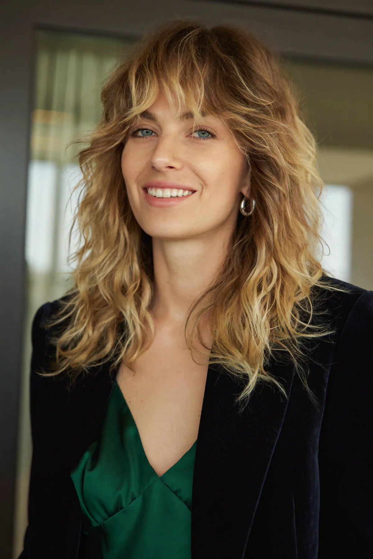 Honey Golden Blonde Collarbone-Length Lob with Curtain Bangs