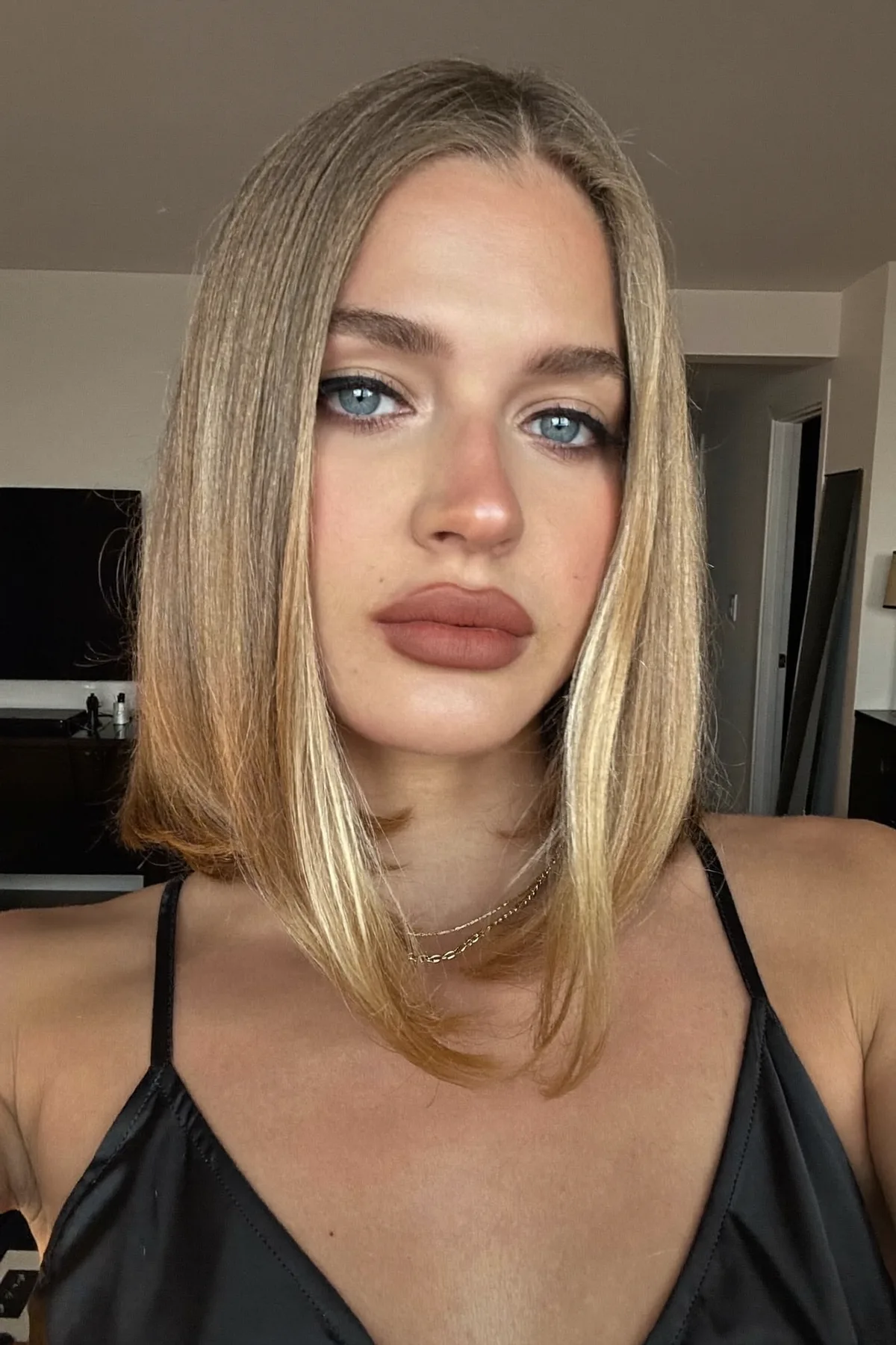 Sleek Straight Honey Golden Blonde Collarbone-Length Lob with Blended Balayage