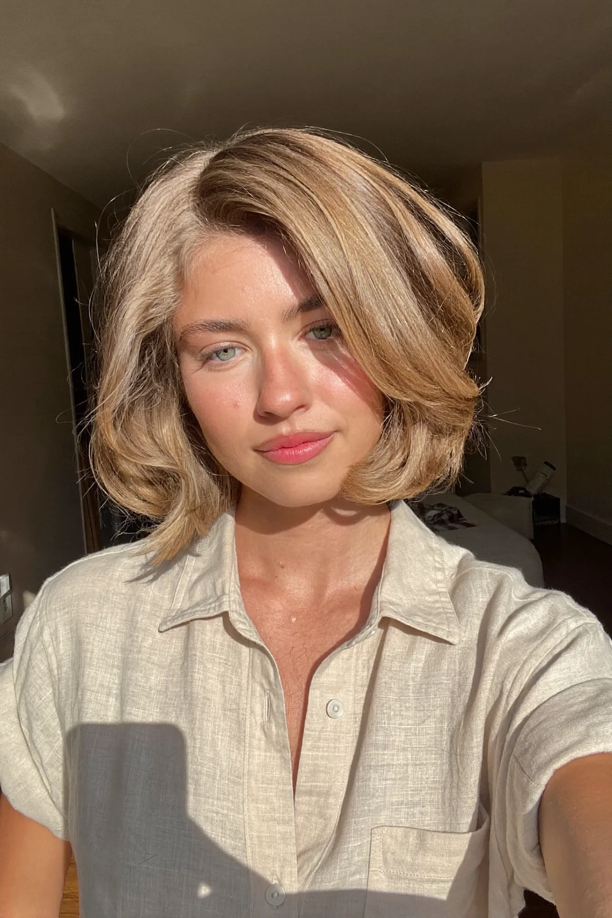 Honey Golden Blonde Collarbone-Length Lob with Blended Balayage Waves