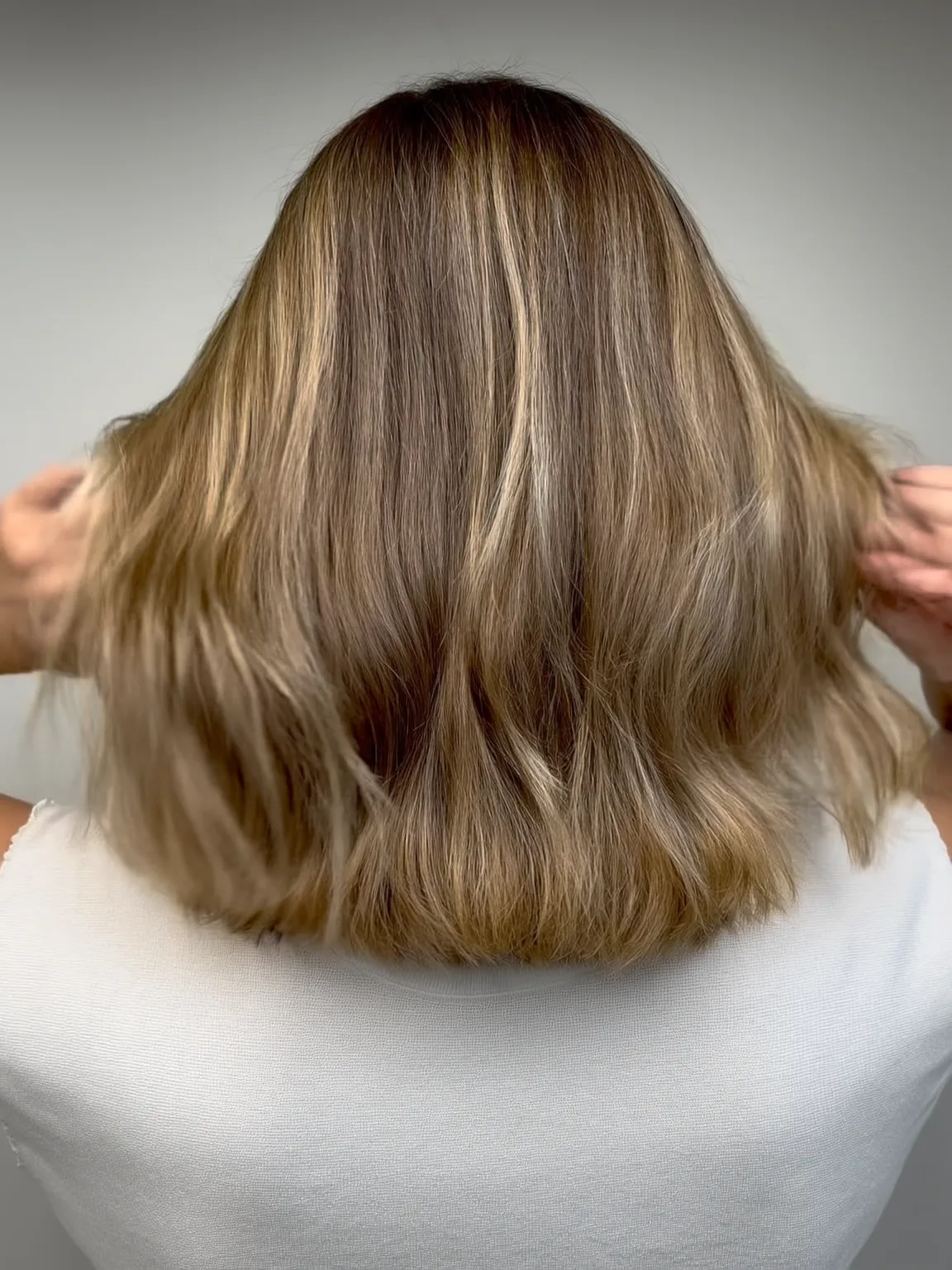 Shoulder-Length Lob with Honey Blonde Balayage Highlights