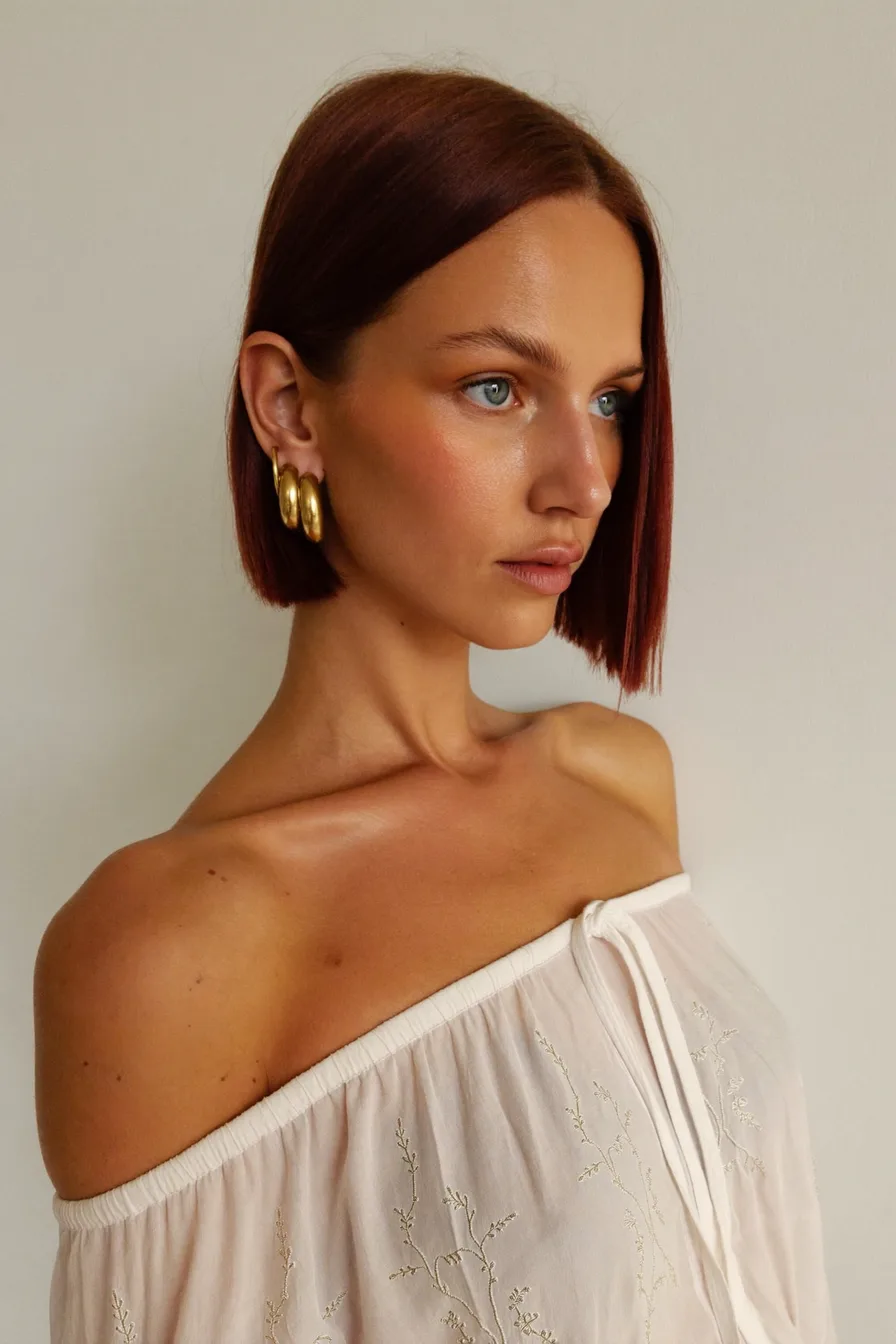 Sleek Jaw-Length Bob with Deep Side Part for Chic Precision