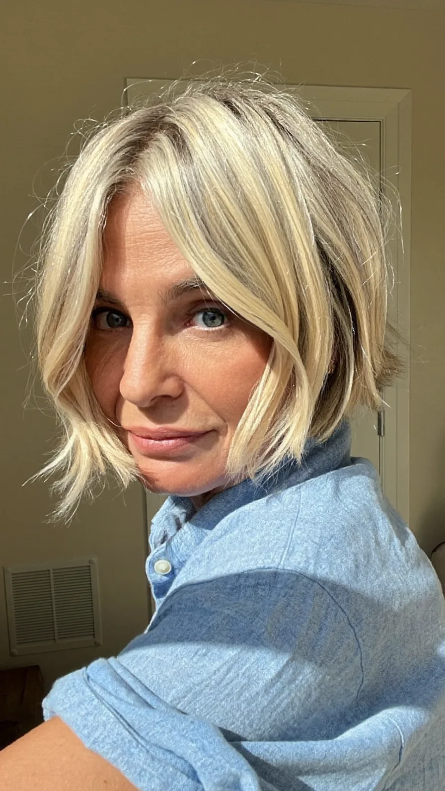Chic Wavy Layered Chin-Length Bob with Curtain Bangs