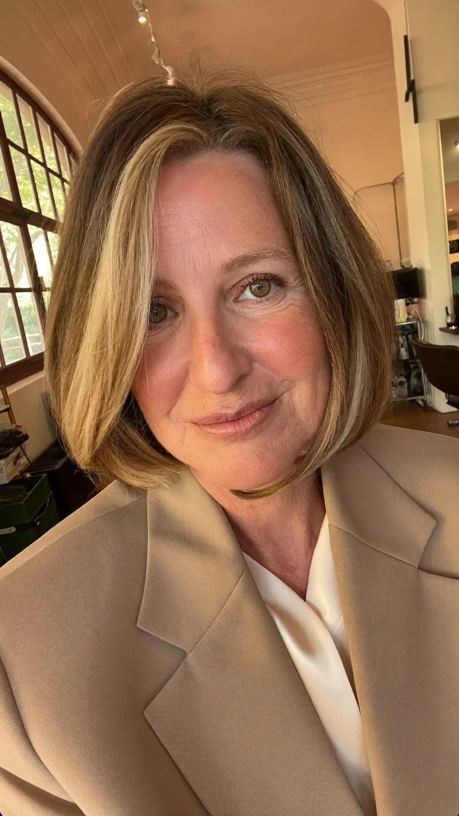 Elegant Chin-Length Bob with Warm Honey Blonde Highlights