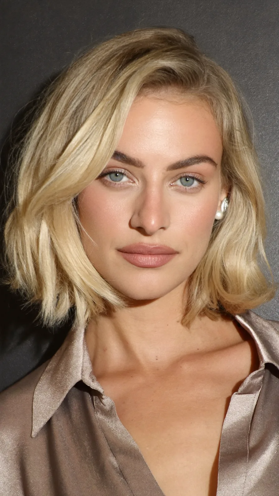 Chic Soft Textured Chin-Length Bob with Side-Swept Bangs