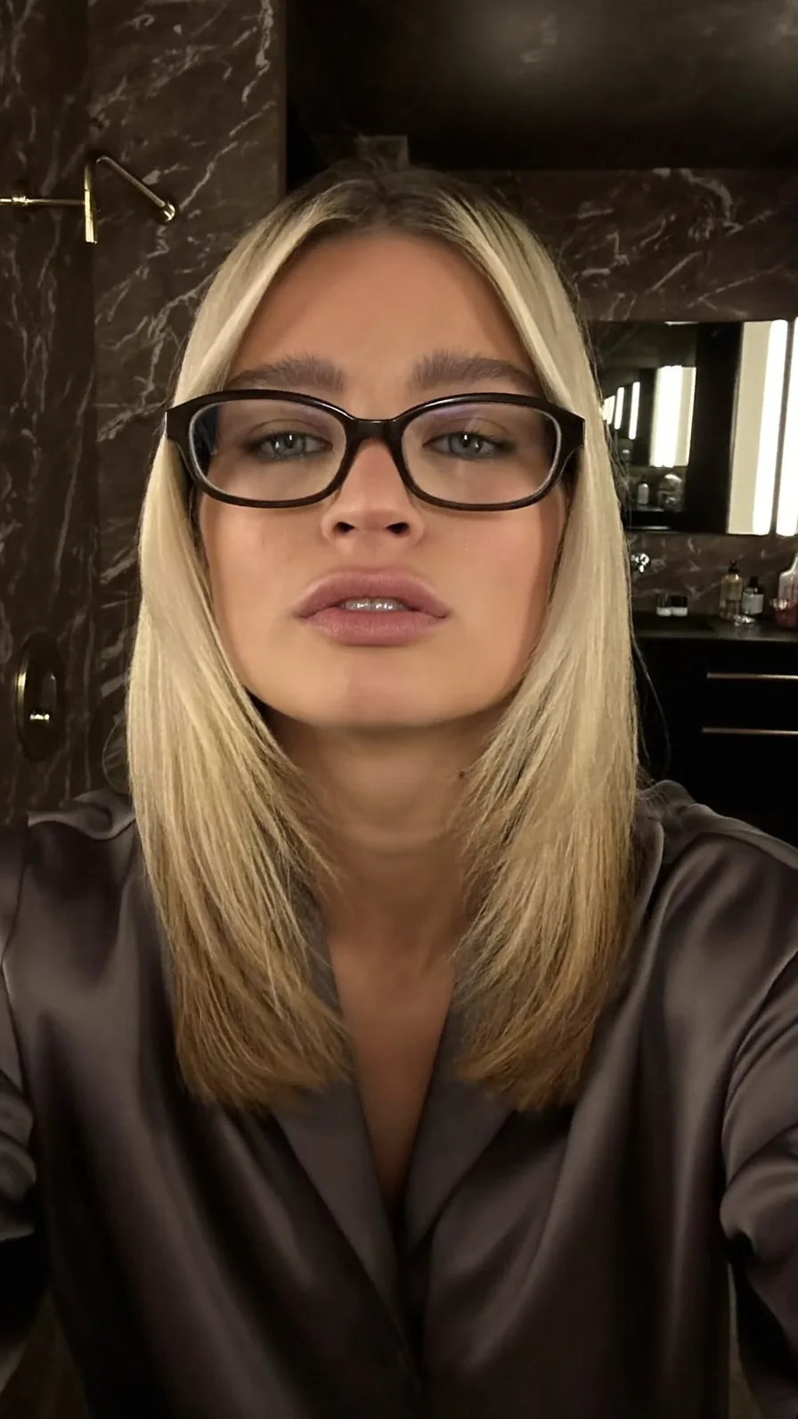 Sleek Medium-Length Platinum Blonde Hair with Blunt Layers
