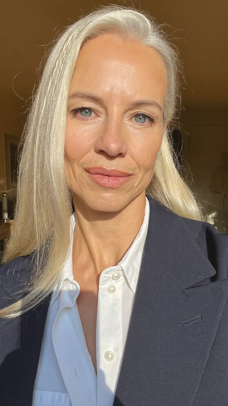 Elegant Platinum Blonde Medium-Length Straight Hairstyle