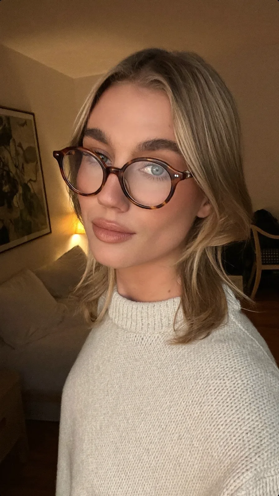 Effortless Layered Shoulder-Length Hairstyle with Subtle Highlights