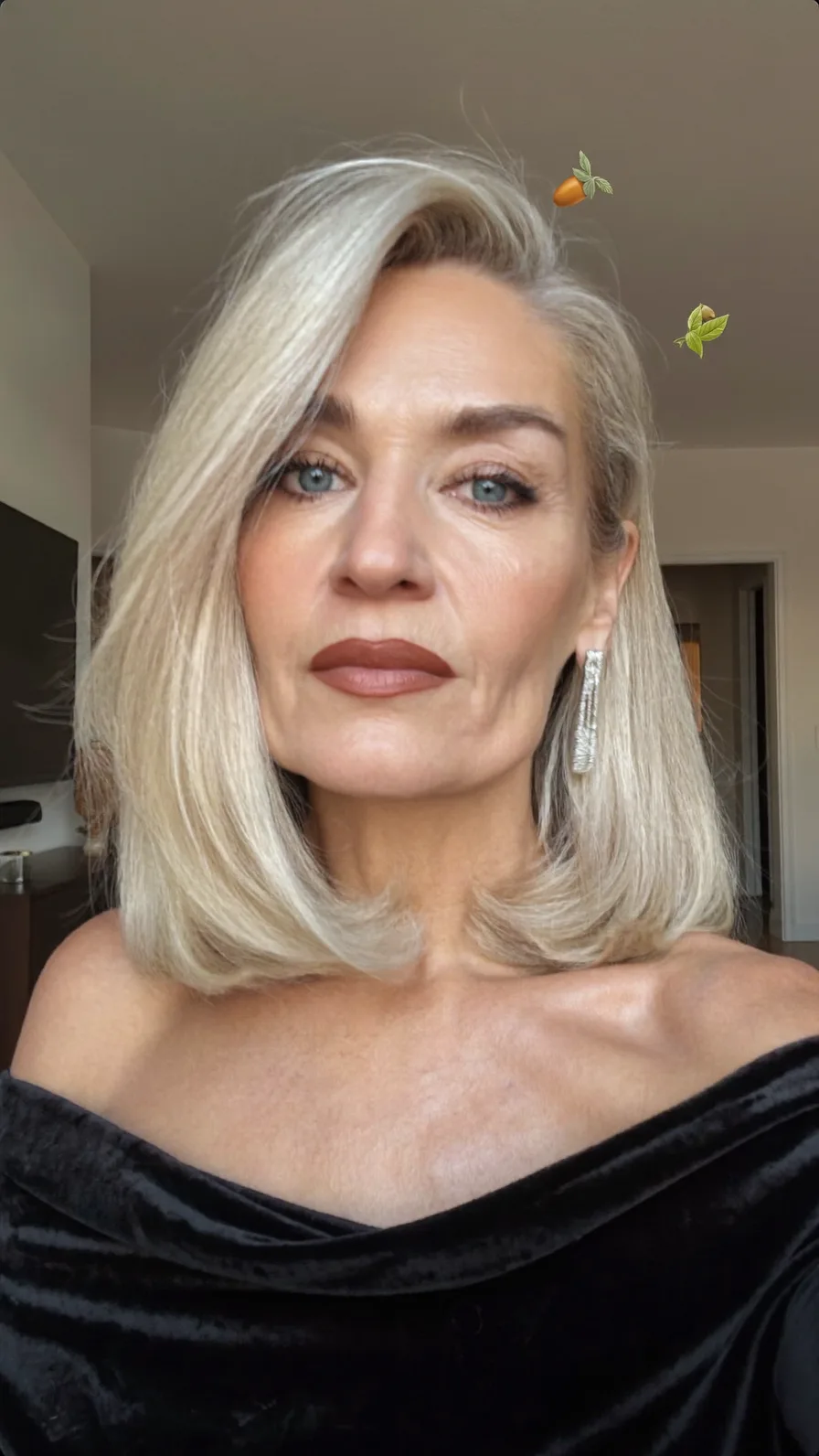 Elegant Shoulder-Length Platinum Blonde Lob with Feathered Ends
