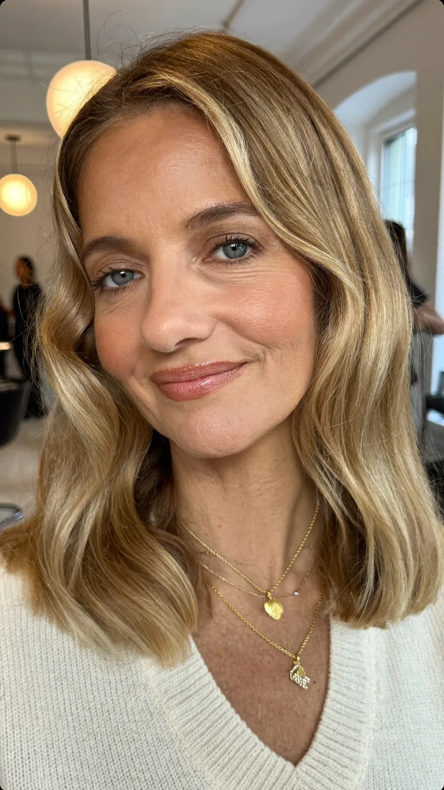 Elegant Honey Blonde Shoulder-Length Hair with Balayage Layers