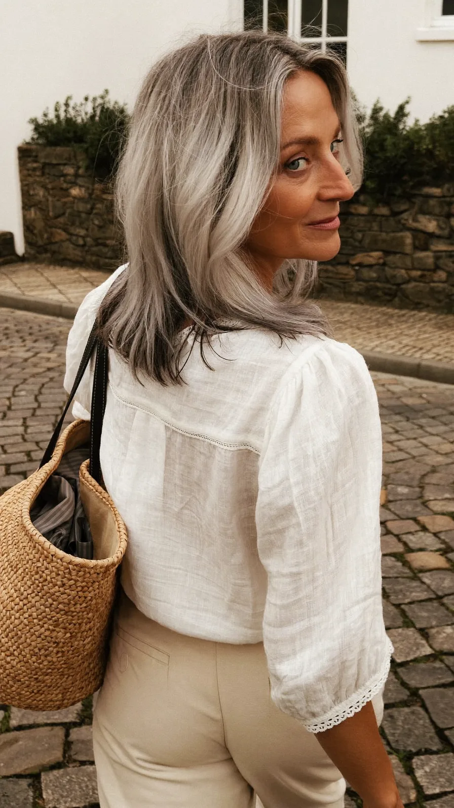 Elegant Shoulder-Length Silver Hair with Flowing Long Layers