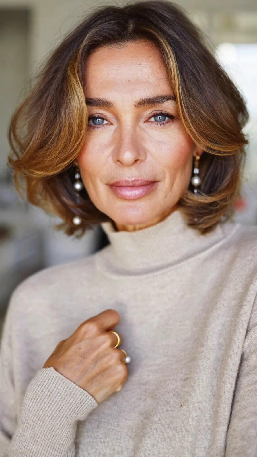 Voluminous Chin-Length Layered Hair with Warm Caramel Balayage