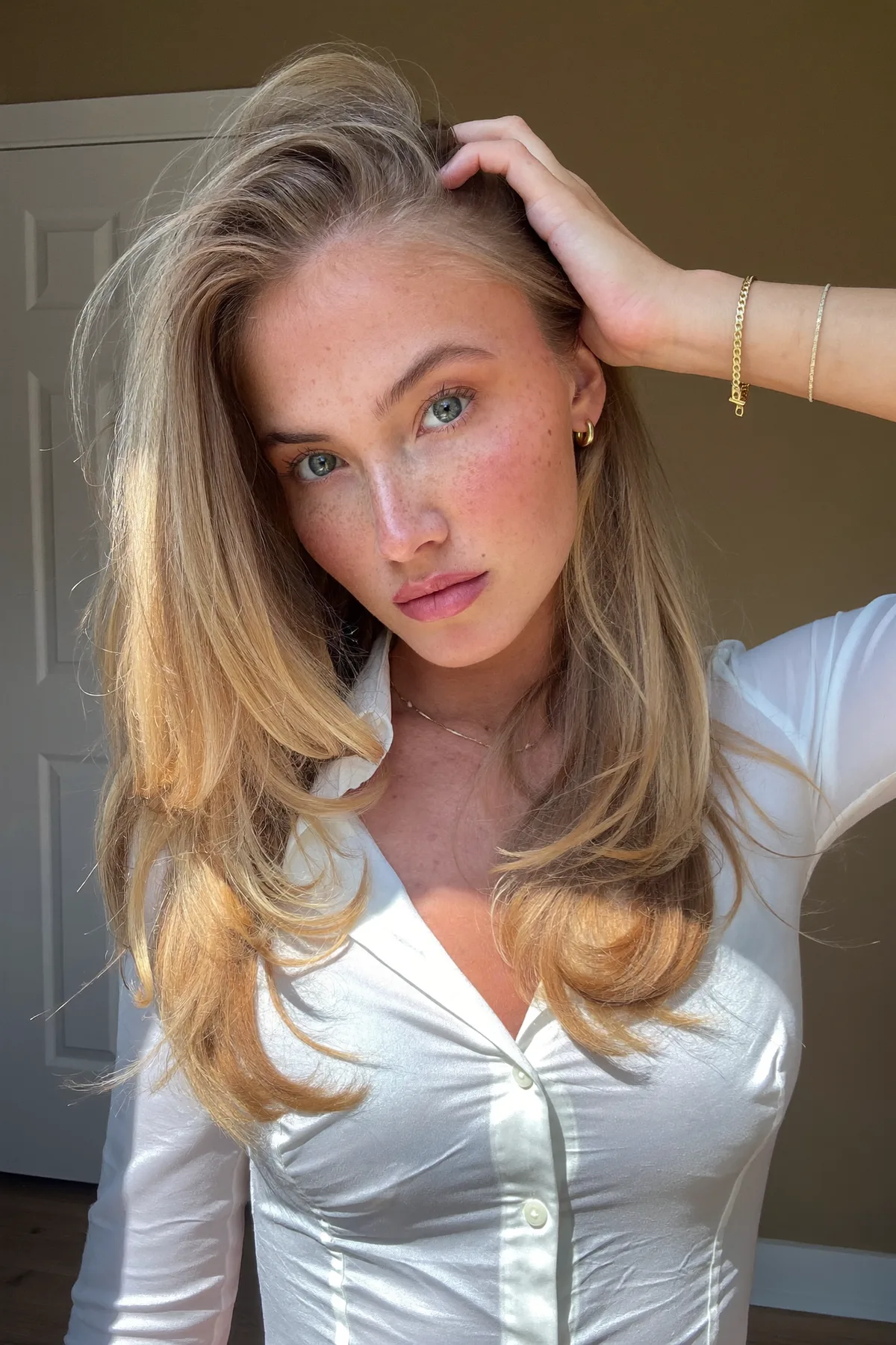 Sleek Straight Honey Golden Blonde Collarbone-Length Long Bob