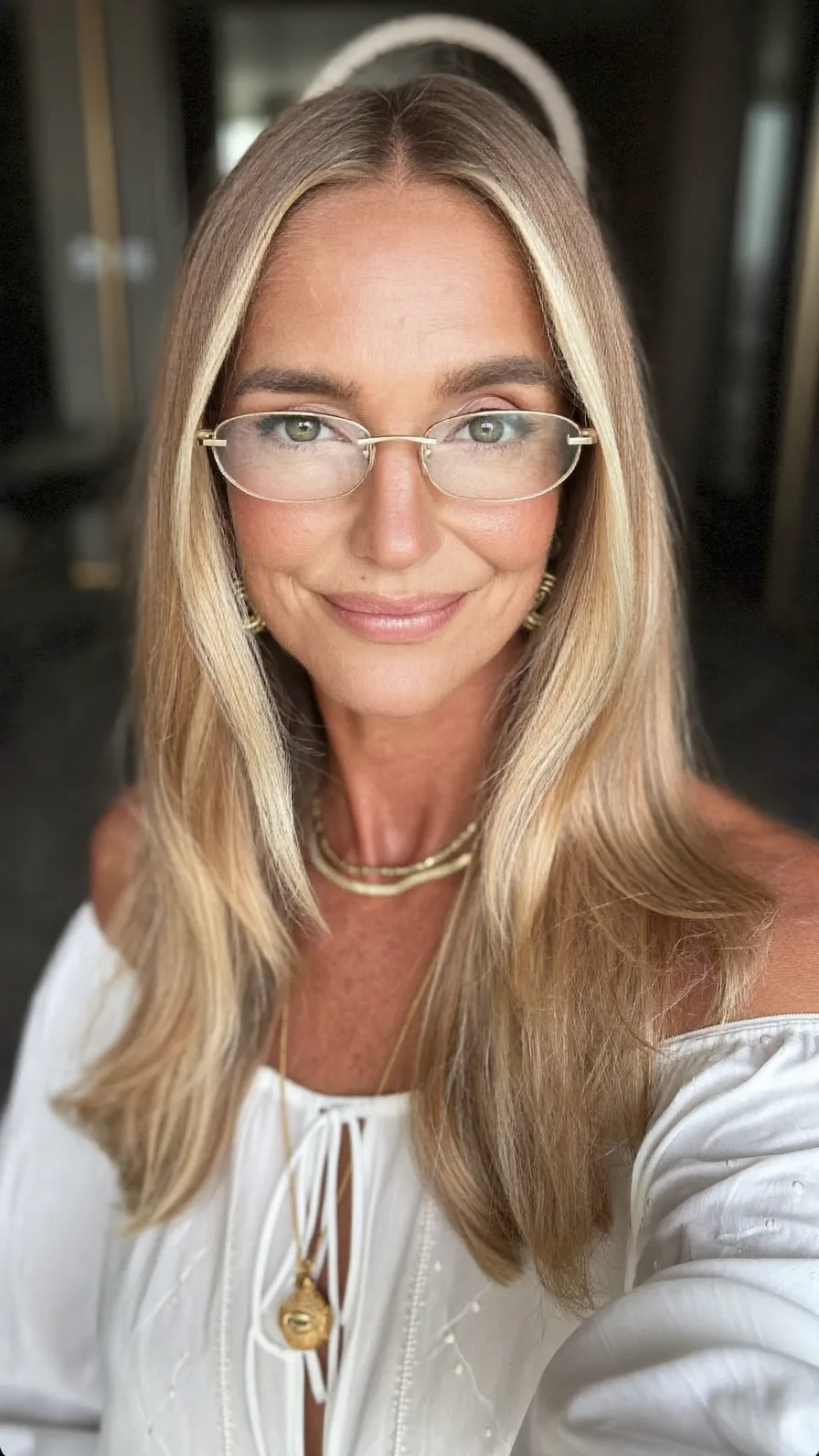 Classic Long Layered Honey Blonde Hairstyle with Flowing Texture