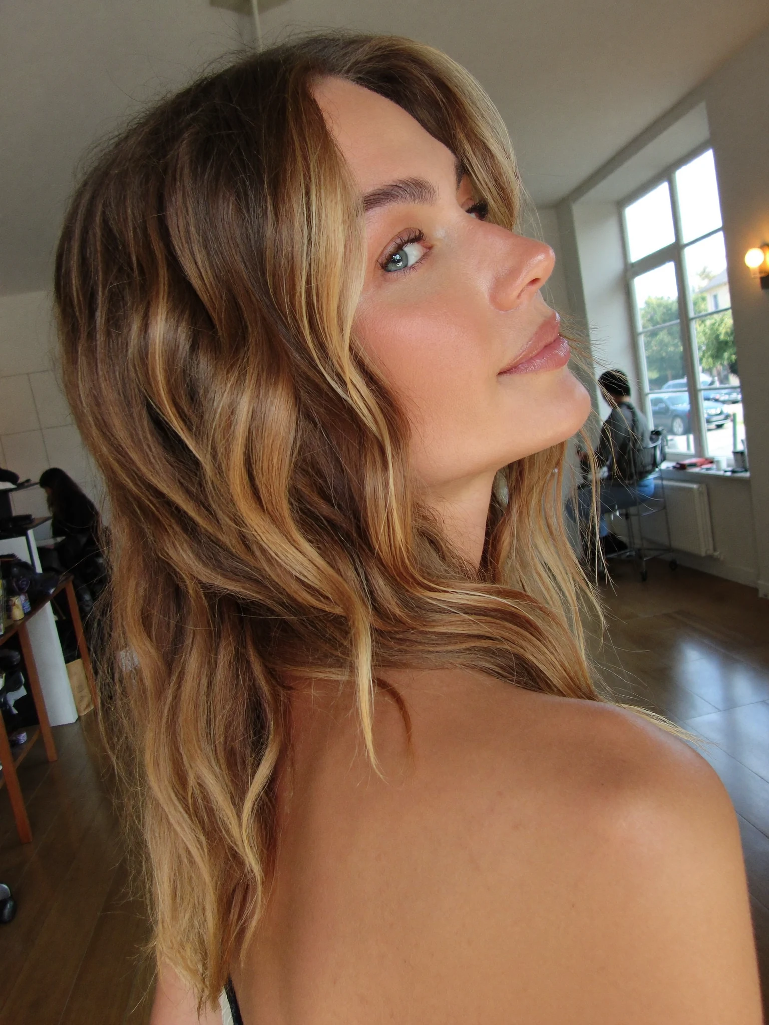 Collarbone Lob with Face-Framing Caramel Highlights