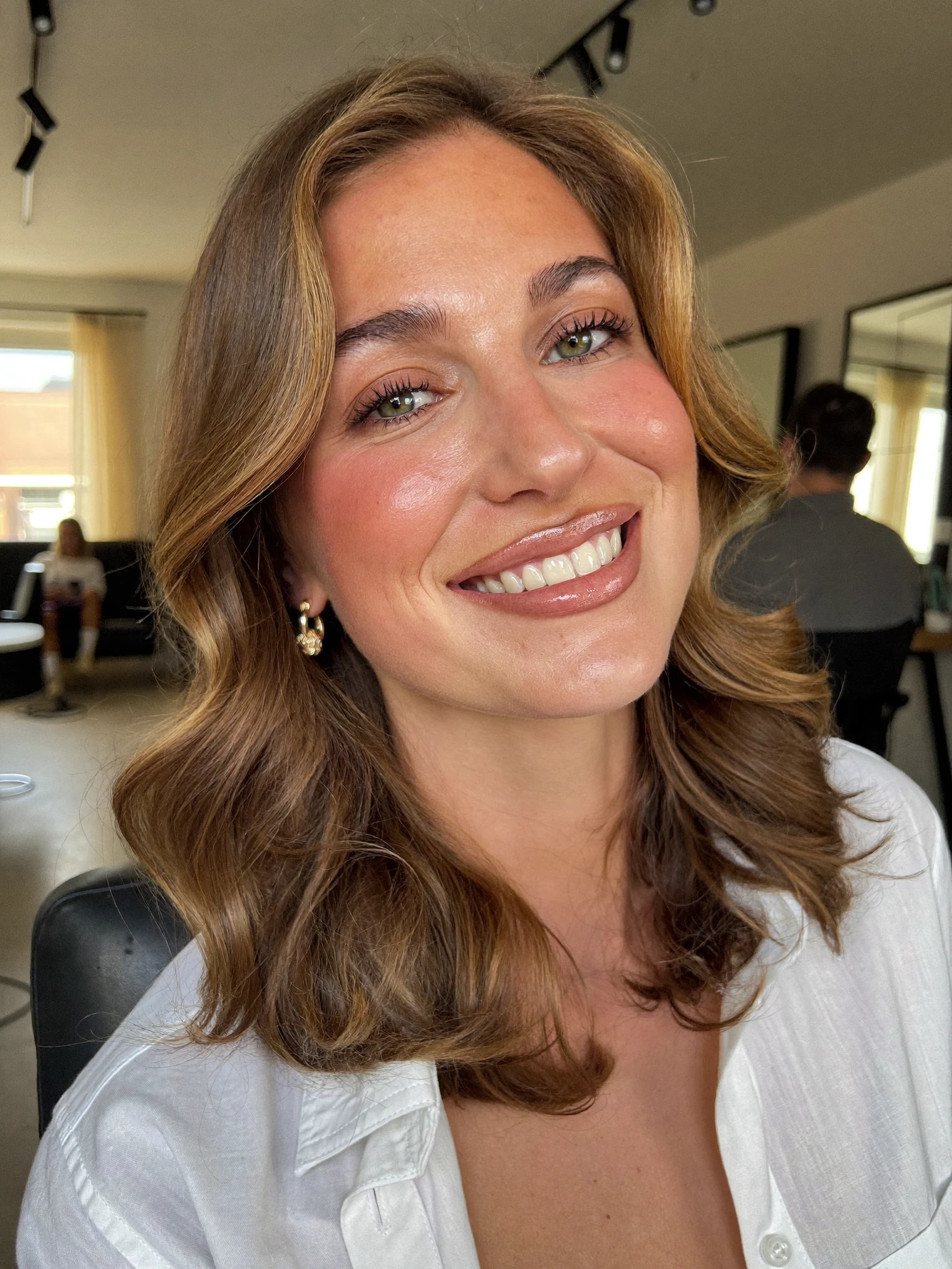 Bronde Shoulder Lob with Face-Framing Wave Layers