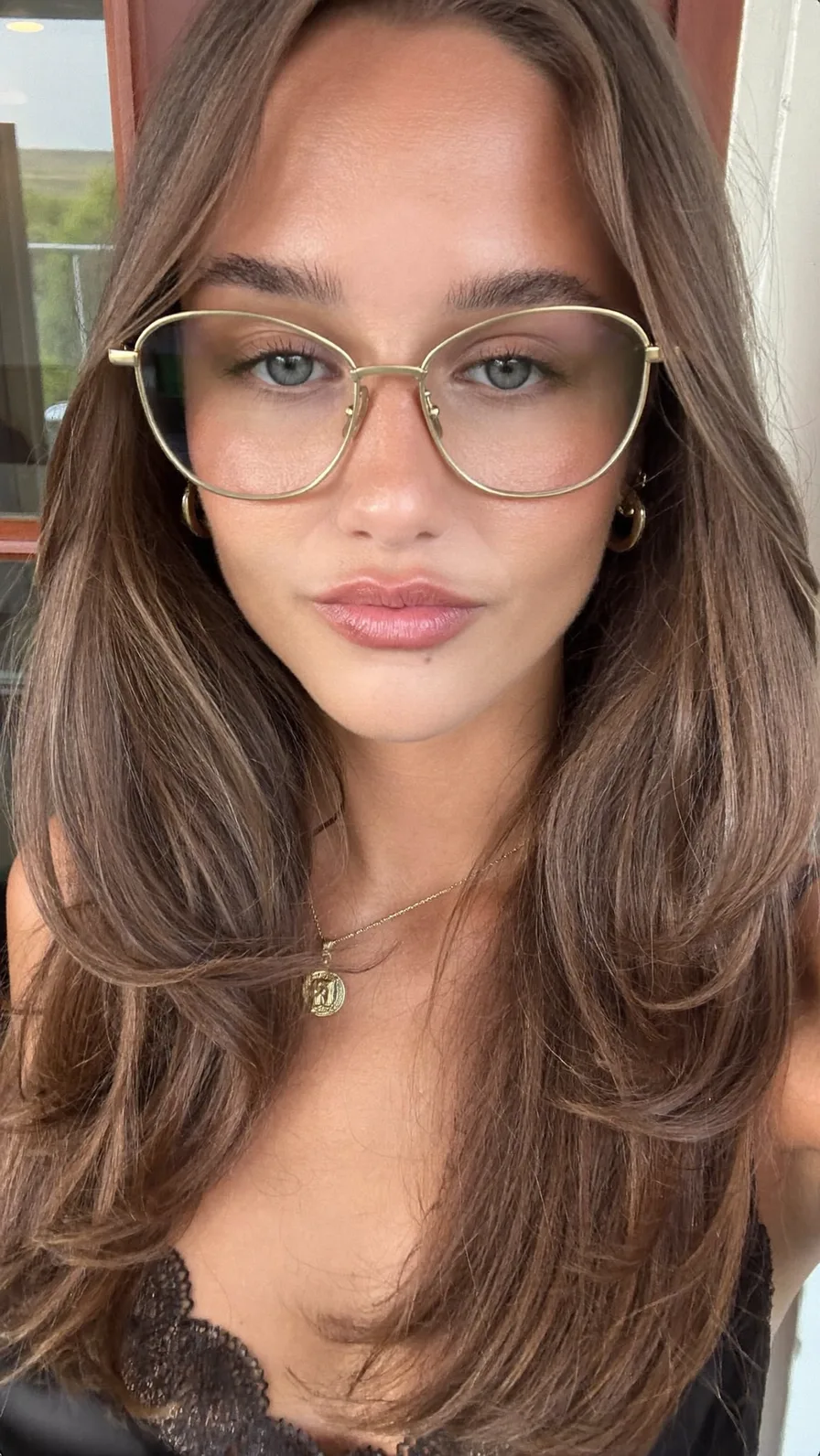 Soft Wavy Medium-Length Hair with Subtle Babylight Highlights