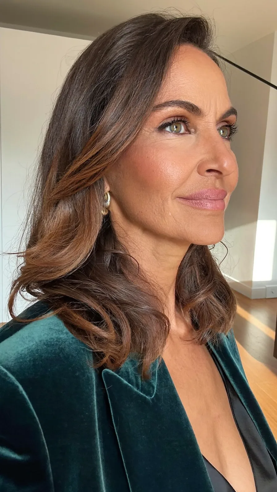 Elegant Medium-Length Layered Hair with Warm Balayage Highlights