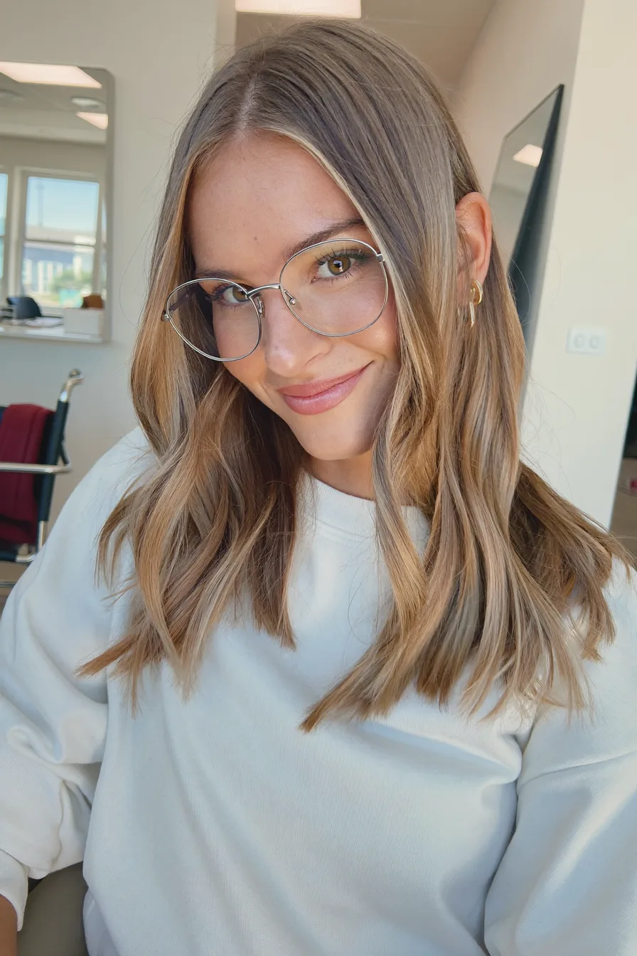 Soft Flowing Medium-Length Hair with Warm Balayage Highlights