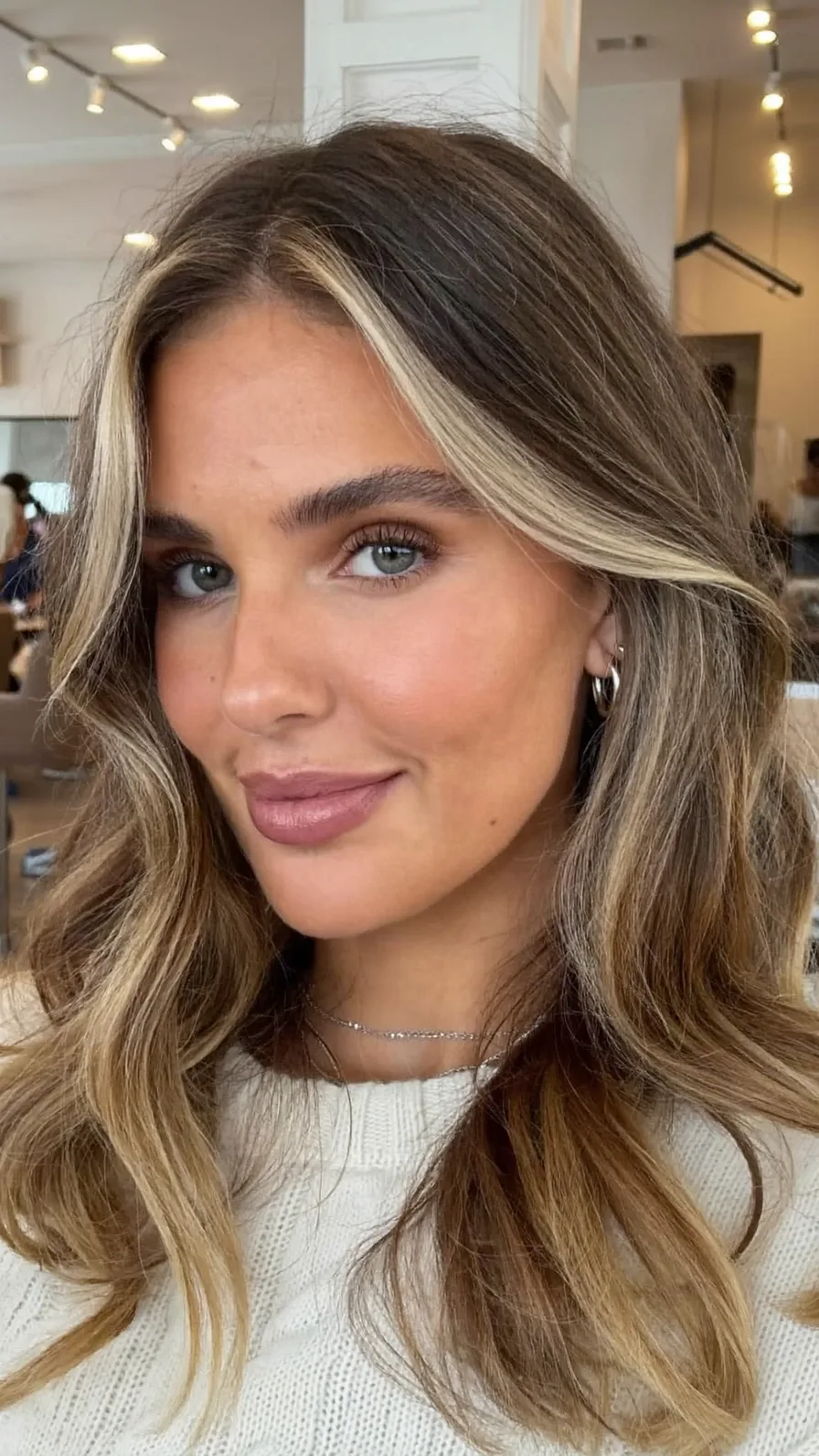 Soft Wavy Medium Hair with Chunky Money-Piece Highlights