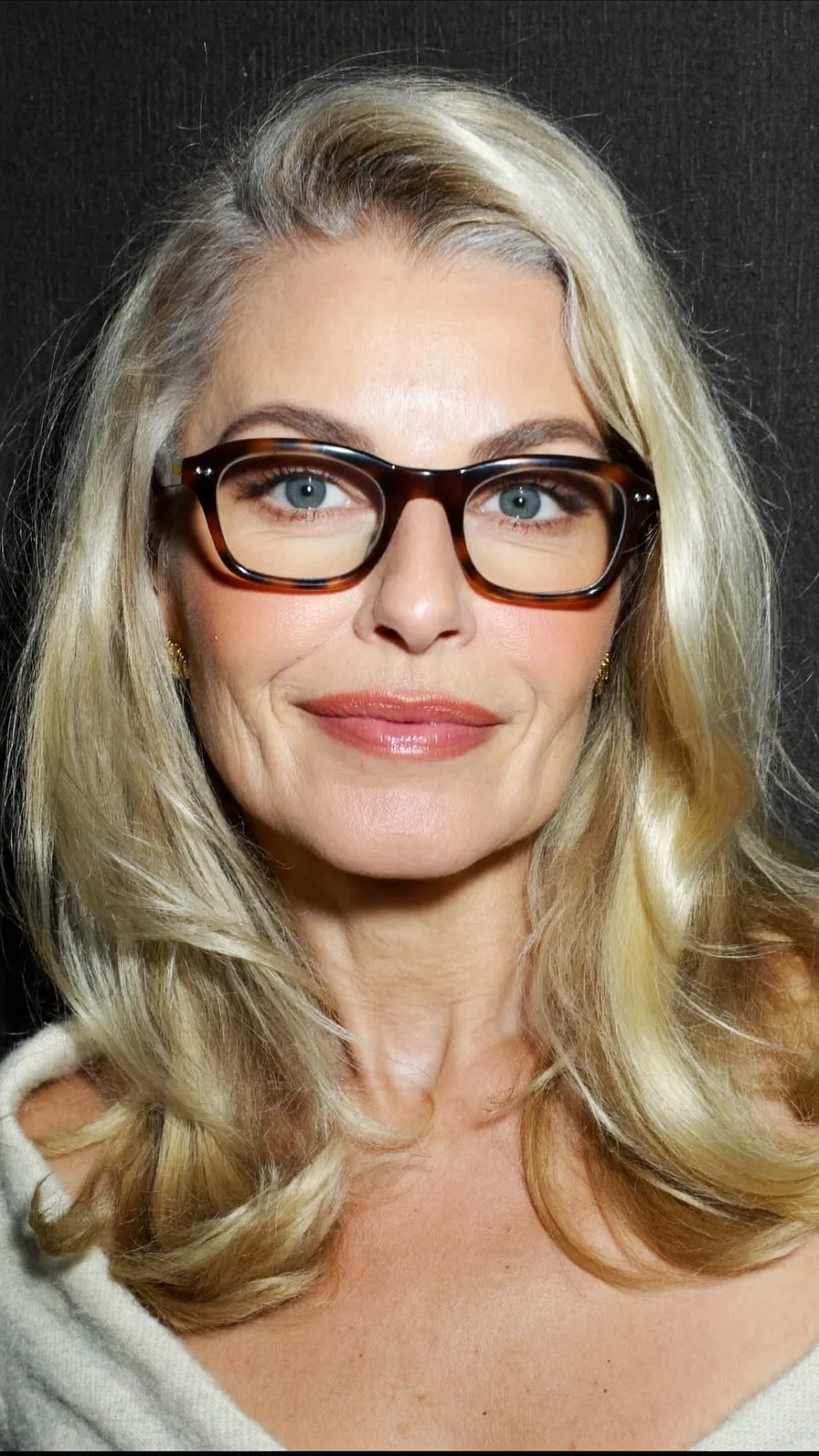 Elegant Platinum Blonde Medium-Length Long-Layered Hairstyle