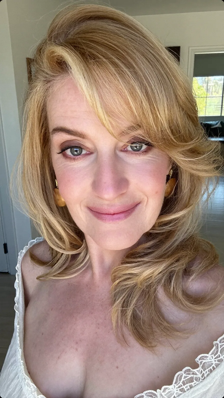 Elegant Medium-Length Honey Blonde Hairstyle with Flowing Layers