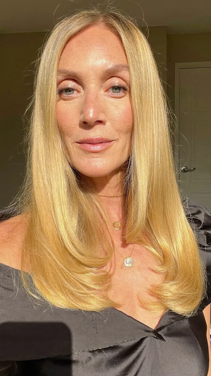 Elegant Golden Blonde Layered Medium-Length Hairstyle