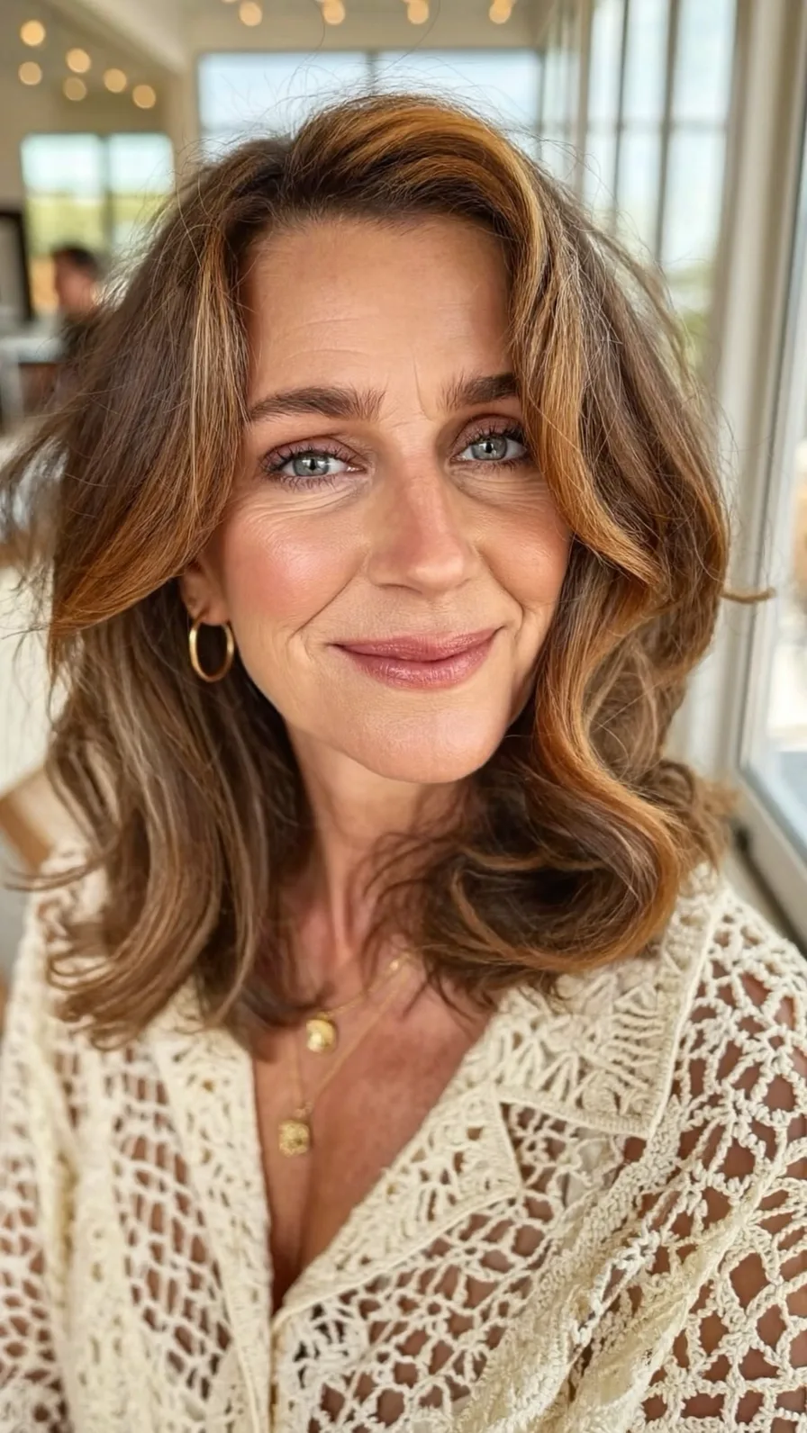 Soft Layered Medium-Length Hairstyle with Warm Caramel Highlights