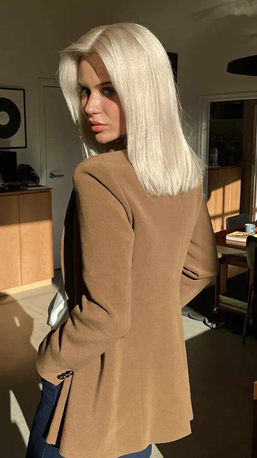 Sleek Platinum Blonde Blunt Cut for Modern Sophistication