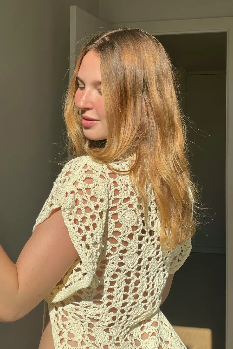 Effortless warm honey blonde medium layered hairstyle