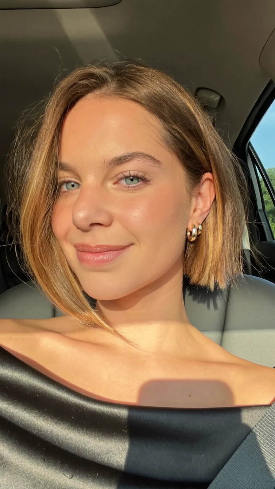 Chic Chin-Length Bob with Warm Honey Brown Highlights