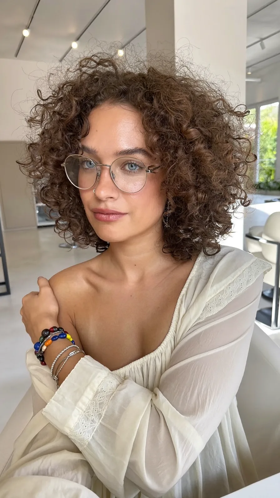 Voluminous Curly Bob with Defined Internal Layers and Natural Texture