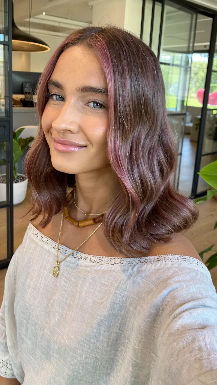 Modern Shoulder-Length Soft Wavy Hair With Babylights