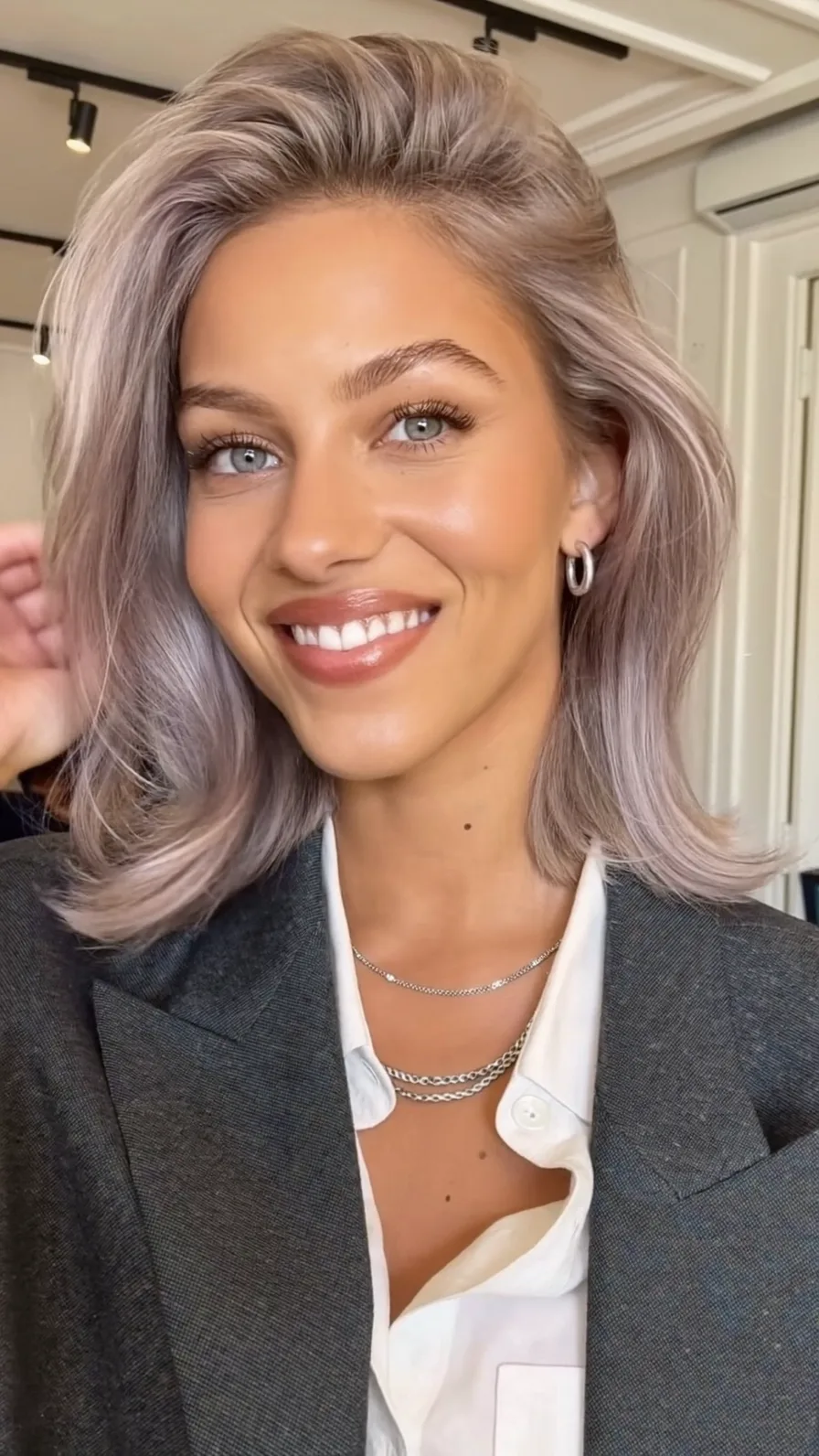 Sleek Shoulder-Length Lob with Cool Ash Lavender Highlights