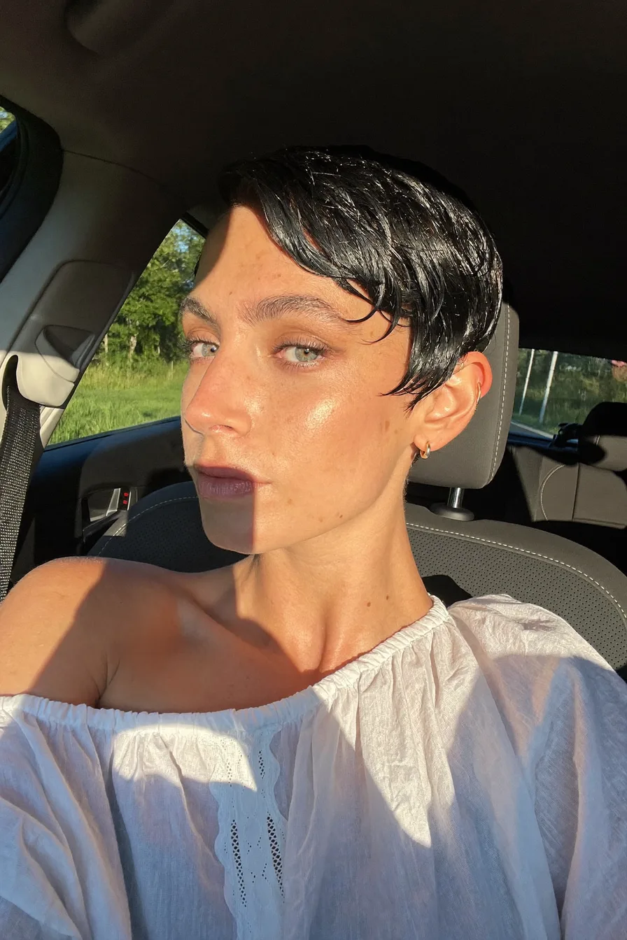Sleek Wet-Look Pixie-Bob for a Modern, Confident Edge