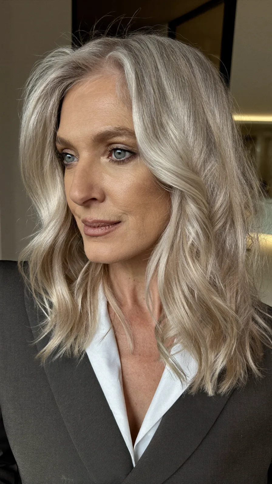 Elegant Platinum Blonde Shoulder-Length Hair with Flowing Layers