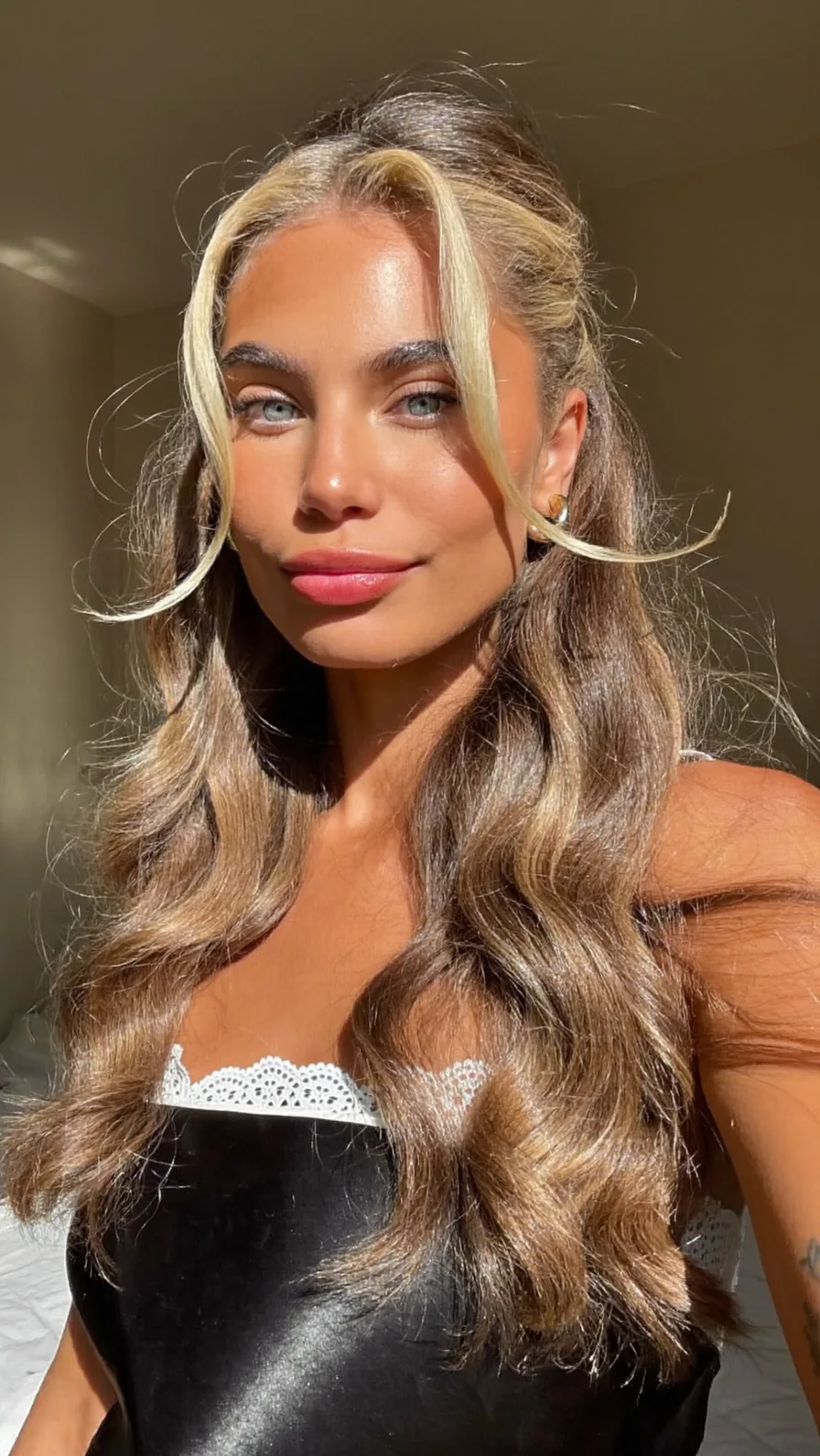 Long Wavy Layers with Money-Piece Blonde Face-Framing Highlights