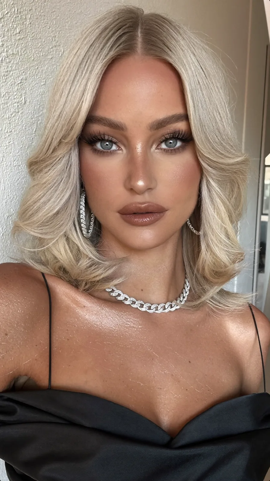 Elegant Shoulder-Length Layered Lob with Flicked Ends