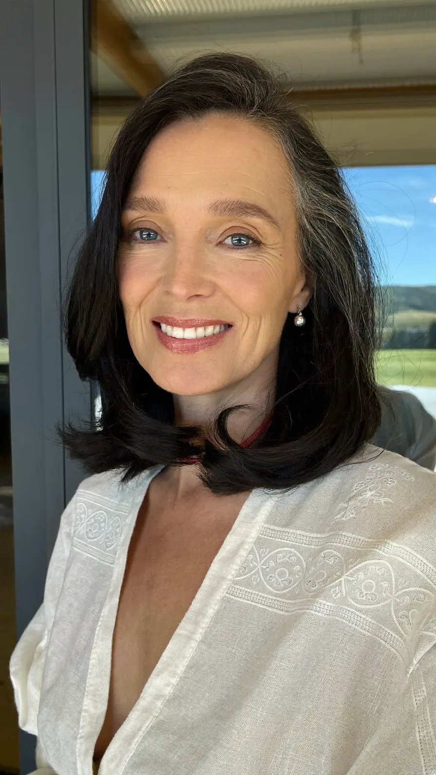 Elegant Shoulder-Length Layered Hair with Side-Swept Style