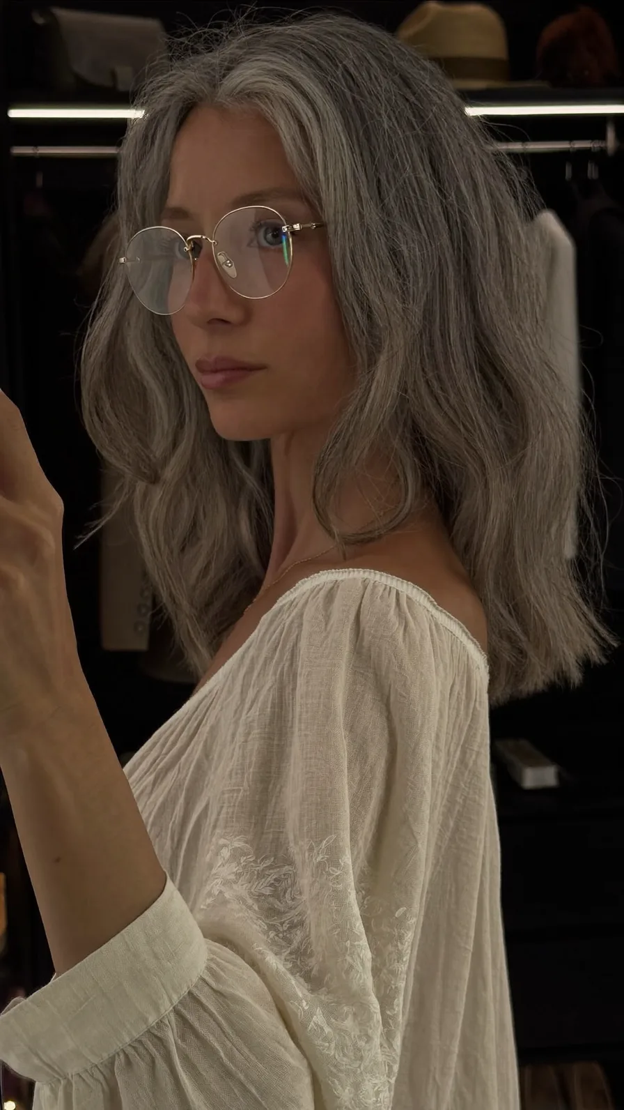 Elegant Shoulder-Length Wavy Salt-and-Pepper Hair with Layers