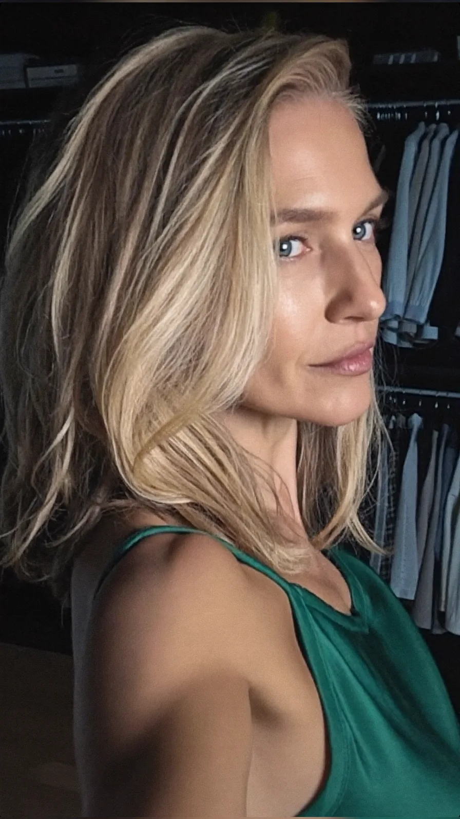 Soft Layered Shoulder-Length Blonde Hairstyle with Side Bangs