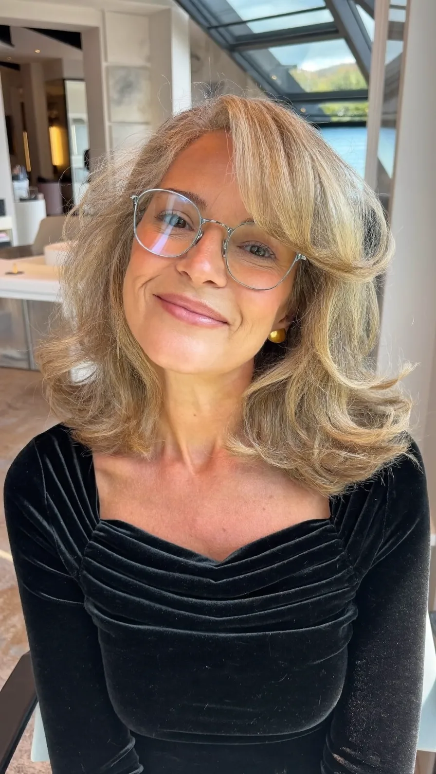 Classic Voluminous Shoulder-Length Feathered Layered Haircut