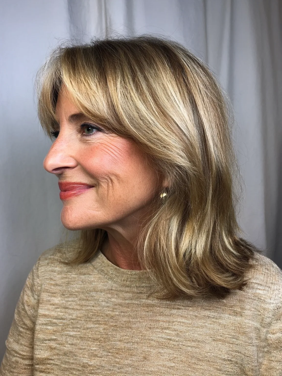 Soft Shoulder-Length Lob with Sandy Blonde Highlights