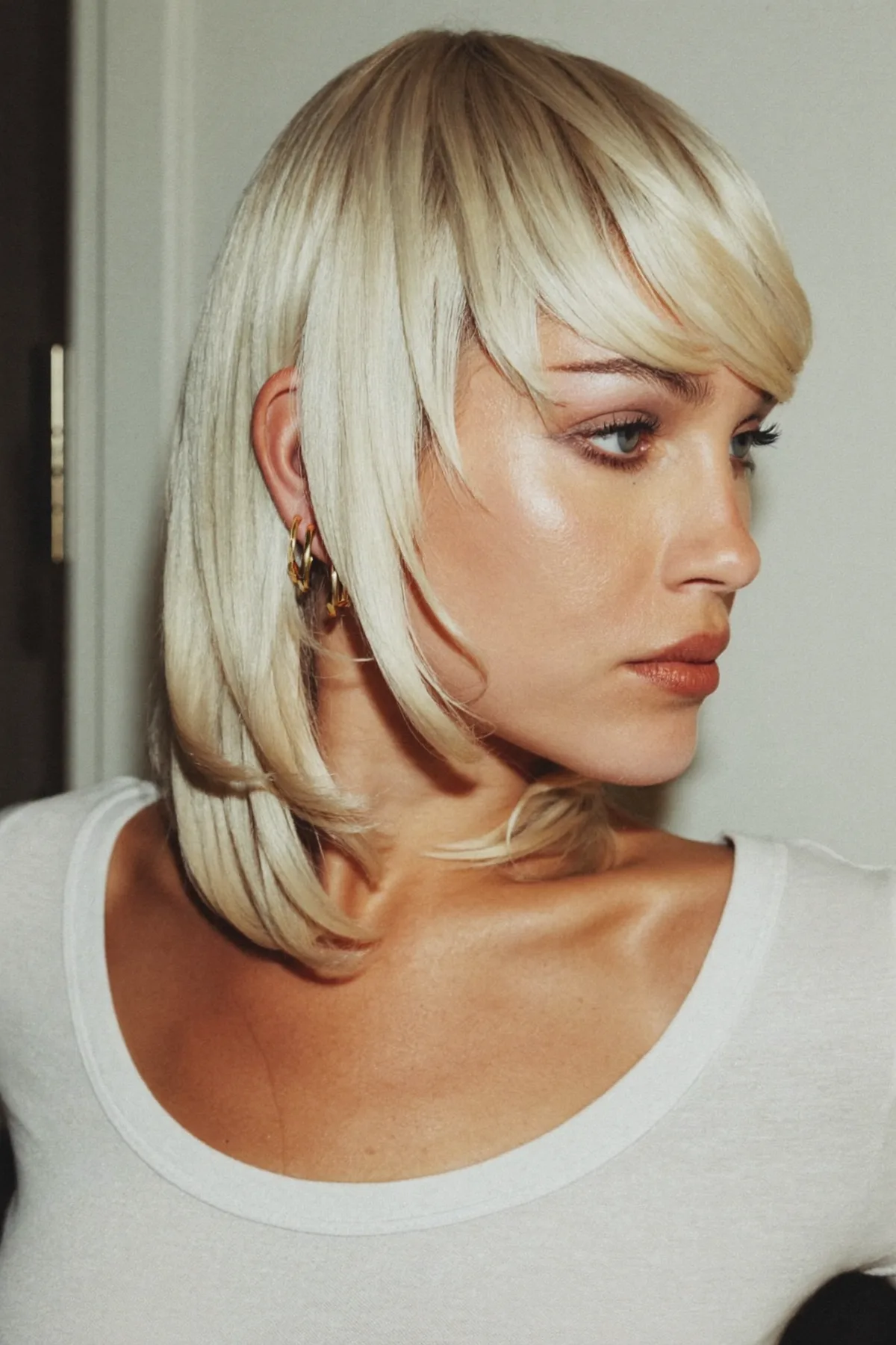 Sleek Shoulder-Length Platinum Ash Blonde Shag with Full Fringe
