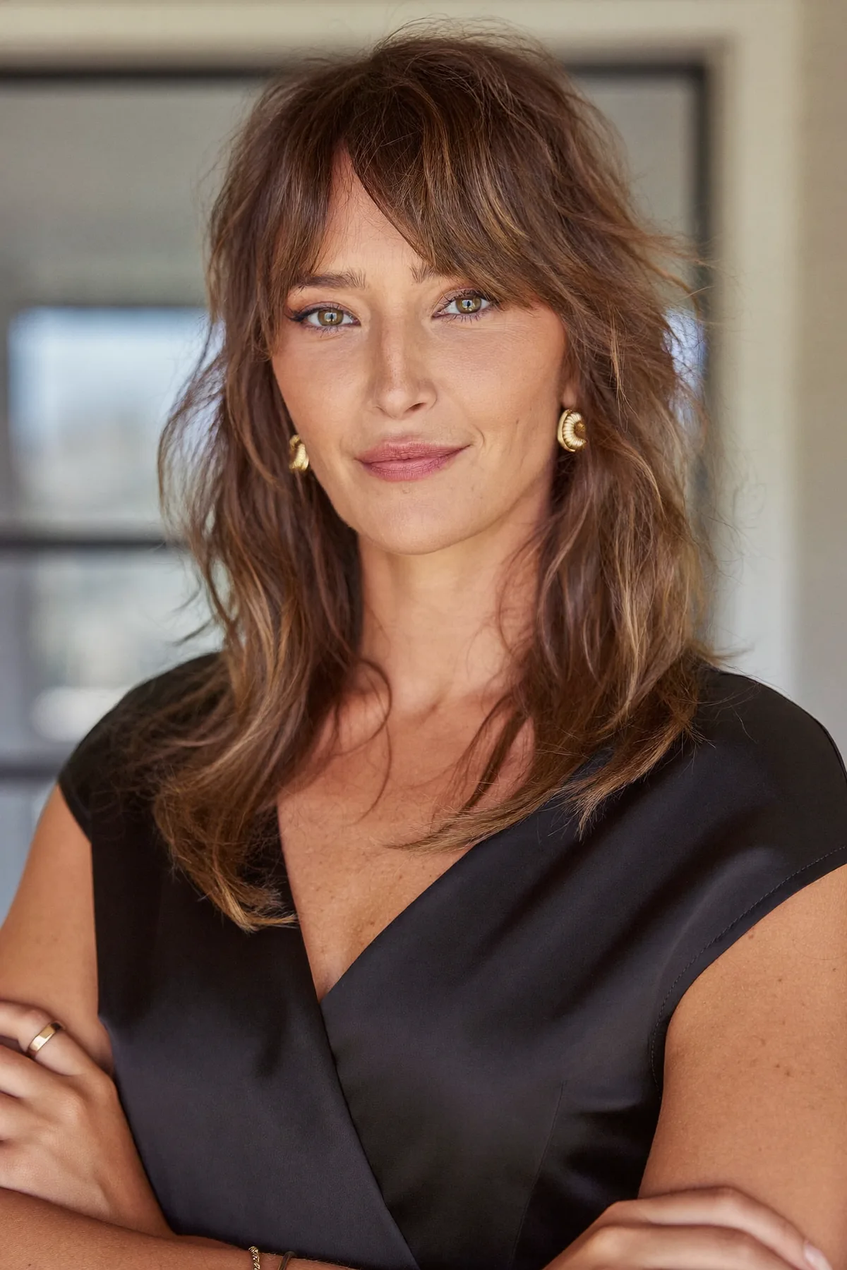 Effortlessly Chic Natural Brunette Collarbone-Length Shag with Curtain Bangs