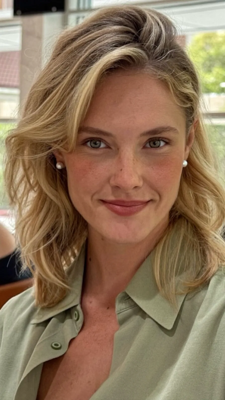 Effortless Side-Parted Shaggy Bob for Soft Face-Framing Volume