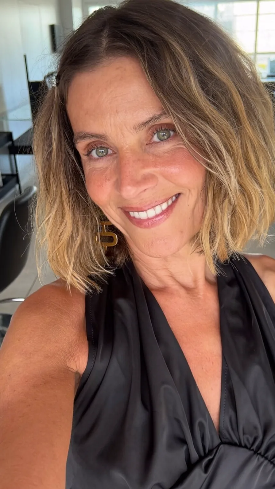 Modern Textured Lob with Natural Honey Blonde Balayage Highlight